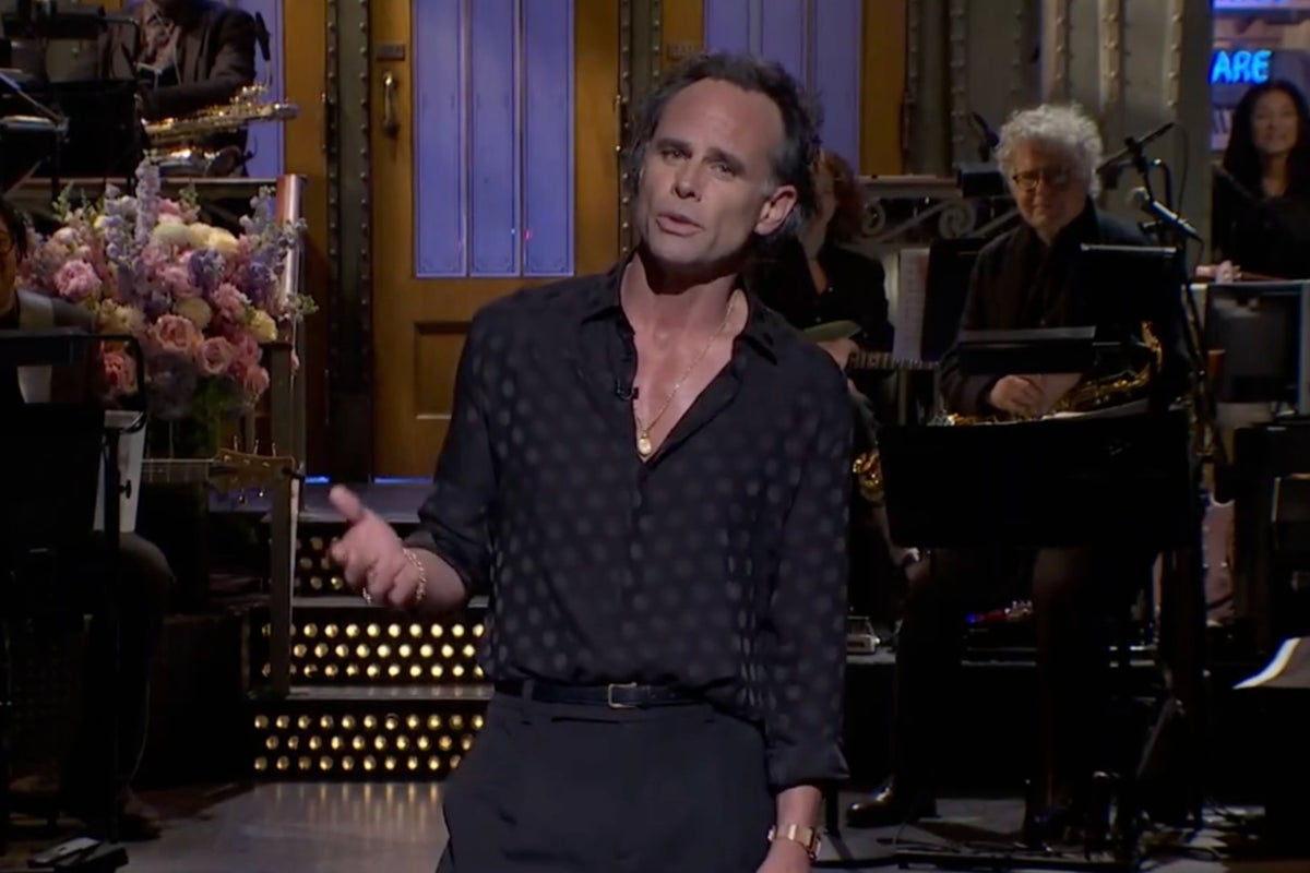Walton Goggins reacts to mean sex symbol headlines on SNL