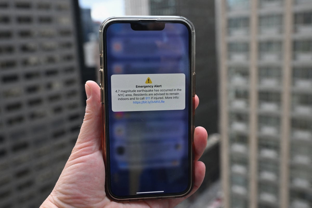 Smartphones could help detect earthquakes and send early warnings, study finds