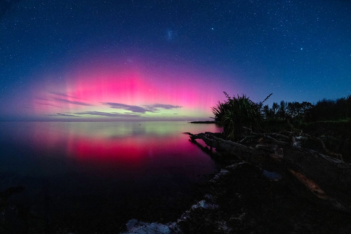 Bright green meteor zooms past Sydney as auroras dazzle across Australia