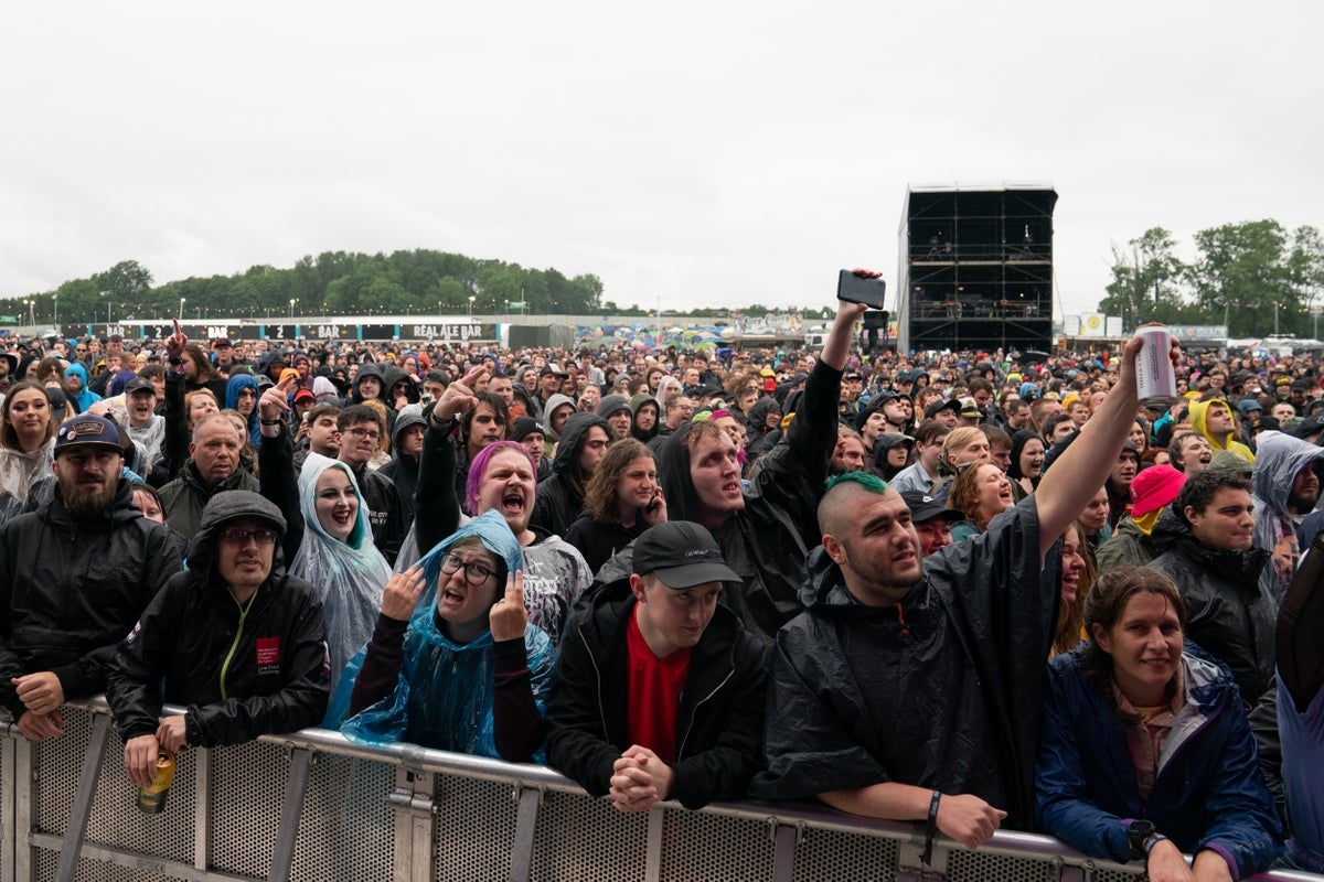 Download Festival mosh-pit warning after hundreds of 999 calls
