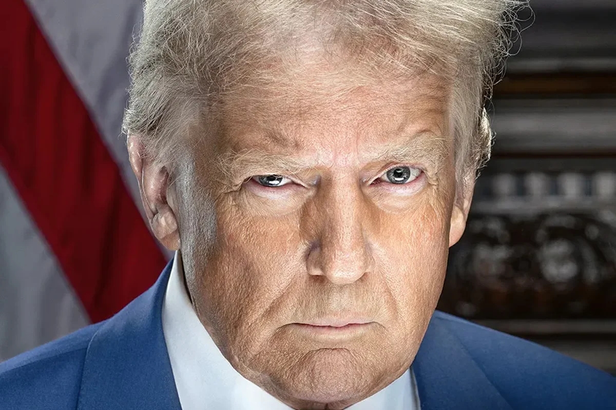 ‘Deeply creepy': Enormous brooding banner of Trump now hangs next to Lincoln outside Department of Agriculture