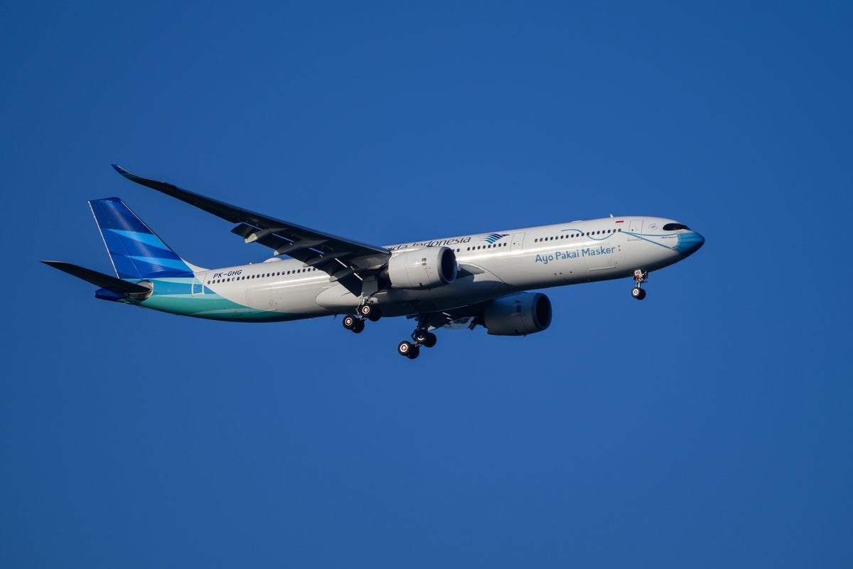 Entire flight crew suspended after search for passenger's stolen phone
