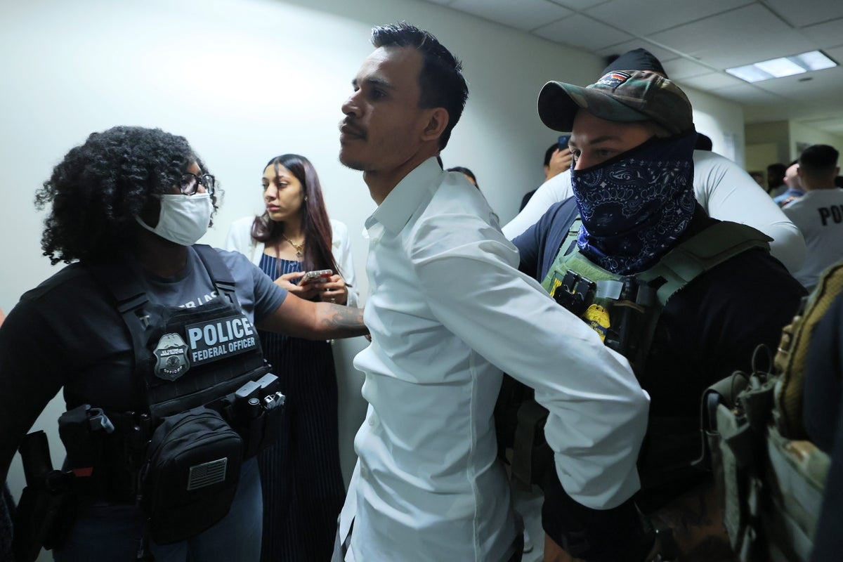 Democrats push bill that would ban ICE agents from wearing face masks