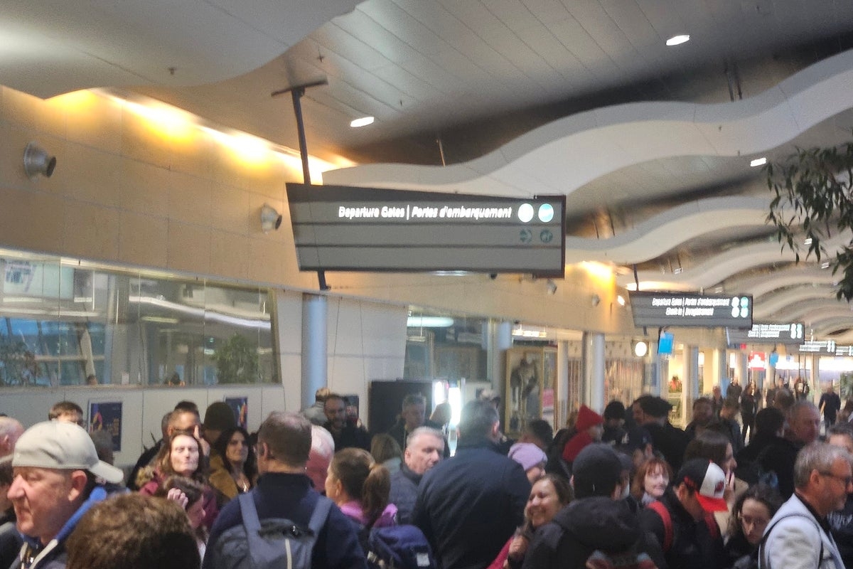 ‘An apology would certainly be in order': American recounts being stuck in dirty clothes for days on stranded flight