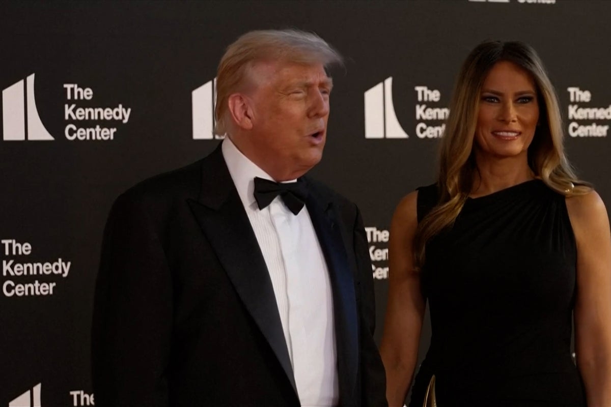 Trump both booed and cheered attending Les Misérables at Kennedy Center