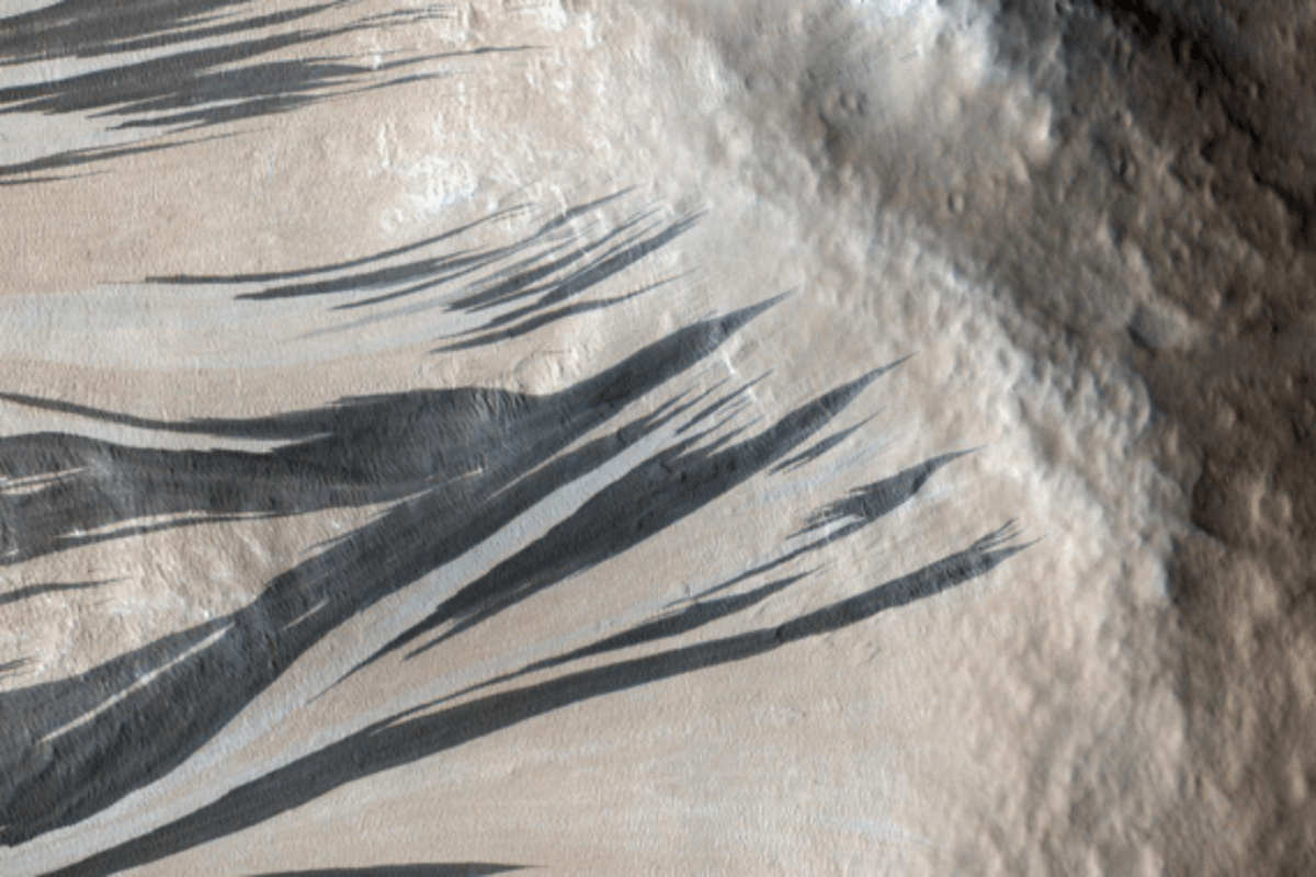 These mysterious dark ‘streaks' on Mars aren't what scientists initially believed