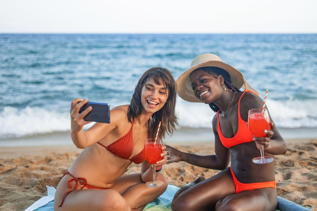 How to navigate the awkwardness of a wealth gap summer with your rich friends