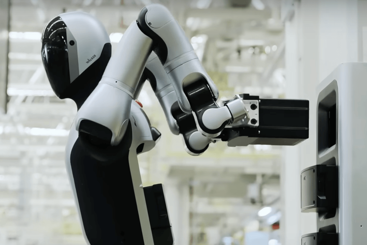 China unveils world's first robot that runs on its own and swaps batteries by itself
