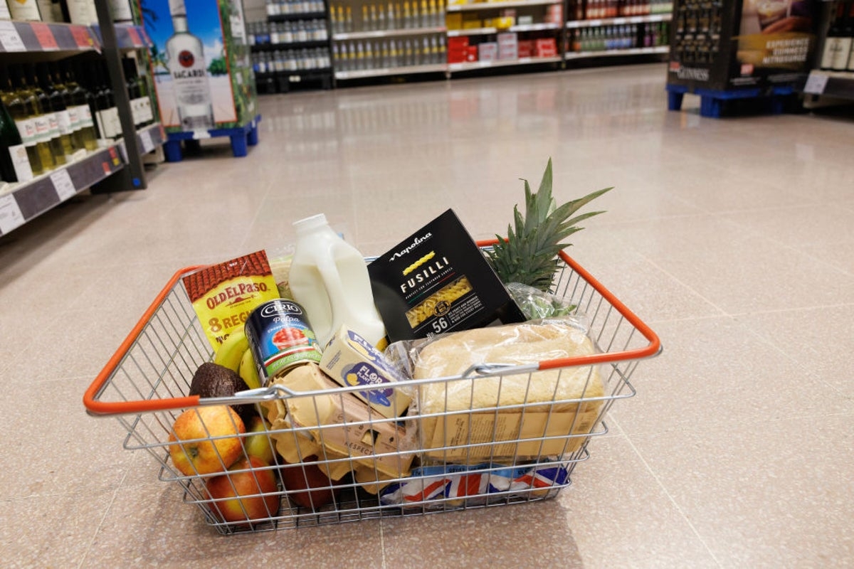 UK inflation rate holds as air fares and fuel prices decrease