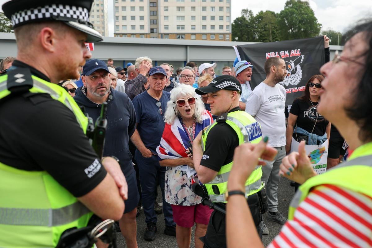 In pictures: Falkirk protests face-off outside hotel housing asylum seekers