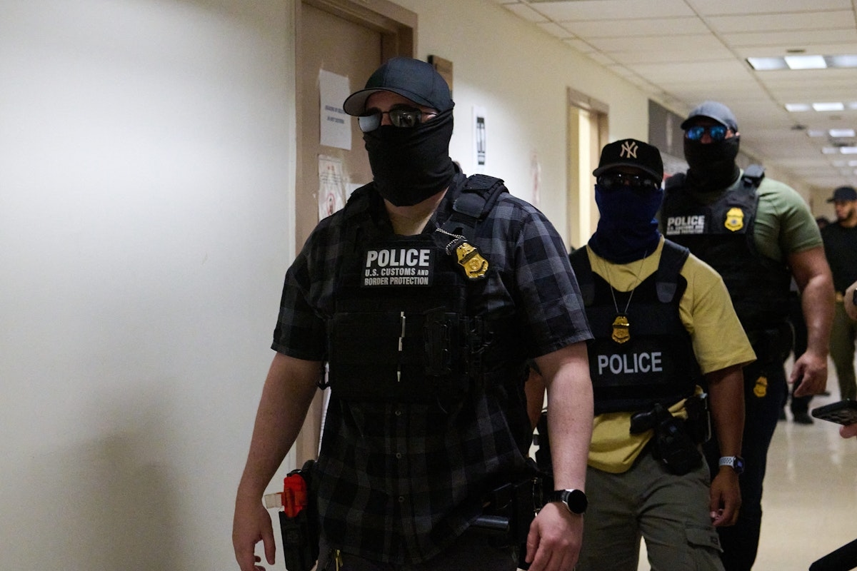 Immigration Agents Laugh at U.S. Citizen as He Records His Own Arrest