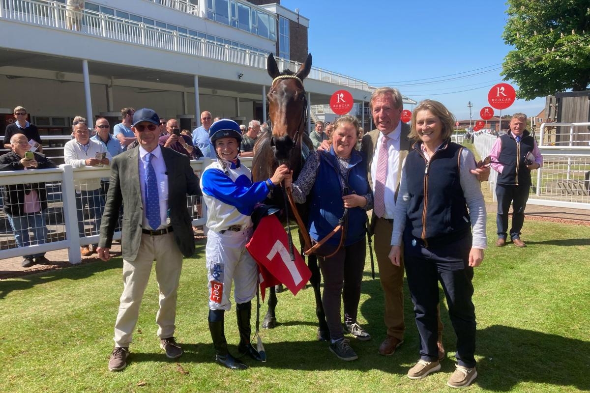 Veteran broadcaster Tommo cheers home a 66-1 Redcar winner he owns with his wife