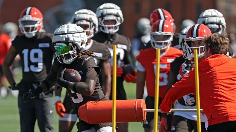 Browns' starter carted off with scary injury at training camp