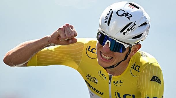 Seahawks fan goes viral for hilarious stunt at Tour de France