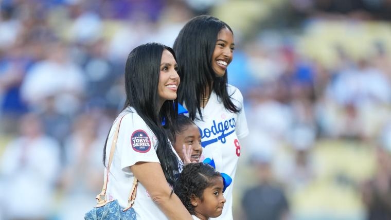 Kobe Bryant honored by family at Dodgers' Bobblehead Night