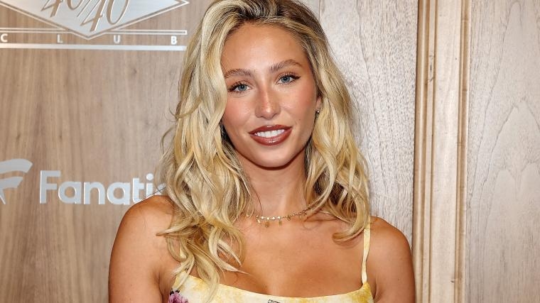 'SI Swim' model shows off great figure while nearly baring her backside
