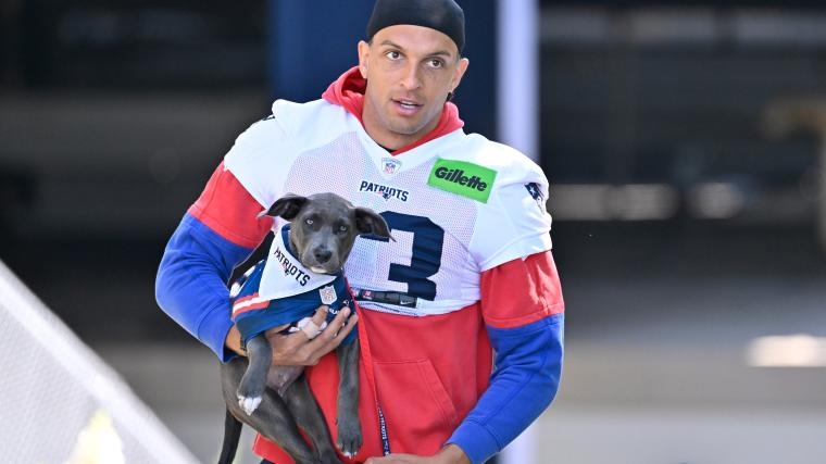 Patriots' Mack Hollins wore a very different kind of shirt to practice for New England