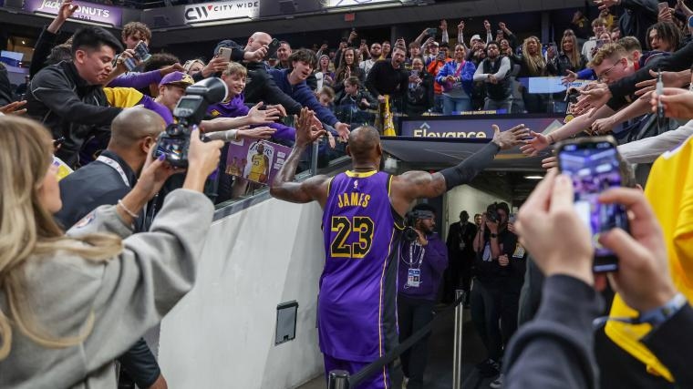 Blockbuster trade idea sends LeBron James to Mavericks, Giannis Antetokounmpo to Lakers