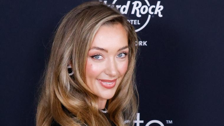 ‘SI' Swim star flaunts island life, ample assets in stunning bikini pic