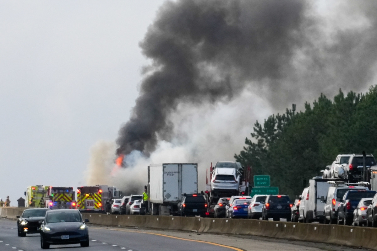 Prayers Pouring In After 'Horrifying' Crash Kills 6 Sunday