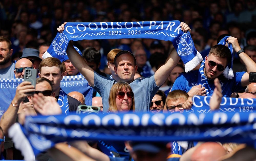 Everton fans celebrate in style to mark end of era at Goodison Park