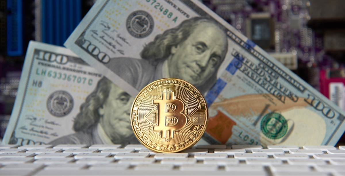 Billionaire has a three-word blunt response to the falling dollar