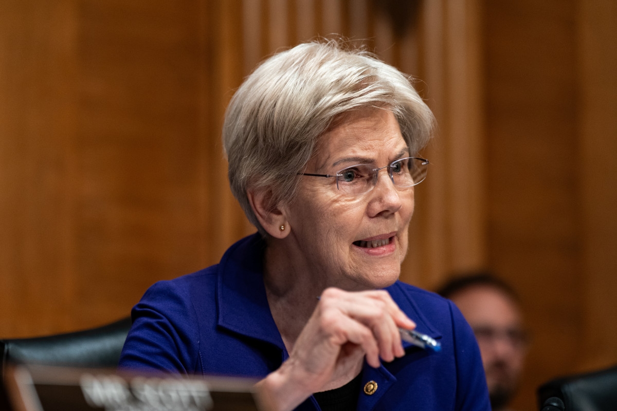 Elizabeth Warren has a harsh warning on U.S. economy, gets a scathing response