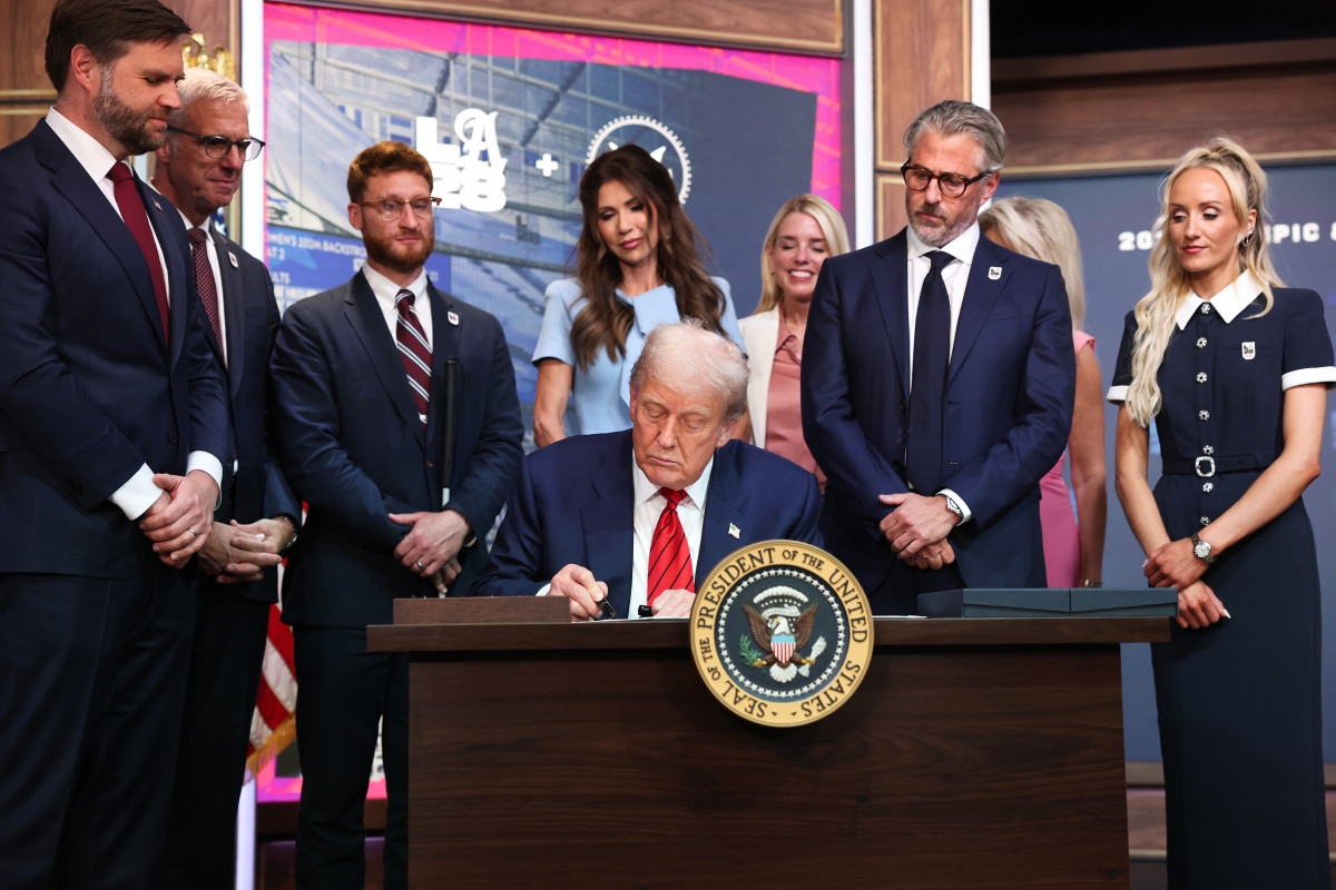 Trump signs executive order to stop banks from cutting off crypto