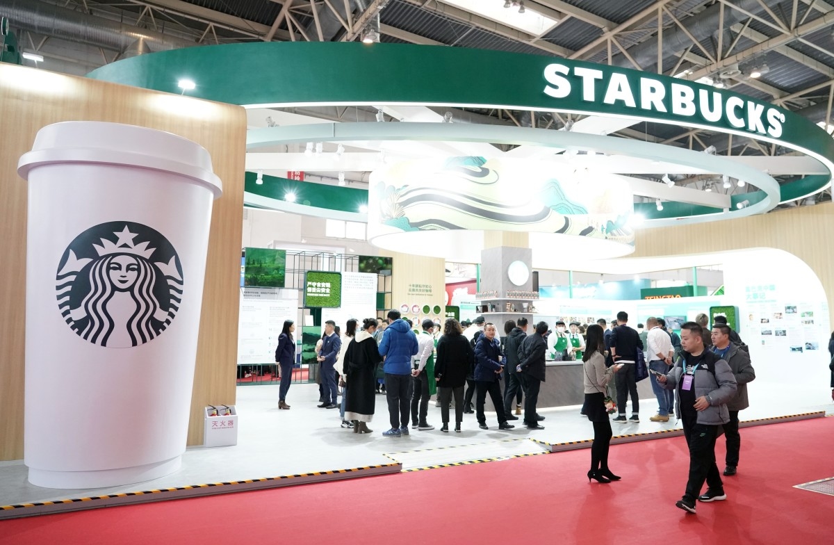 Starbucks earnings report draws sharp views from veteran trader, hedge funder
