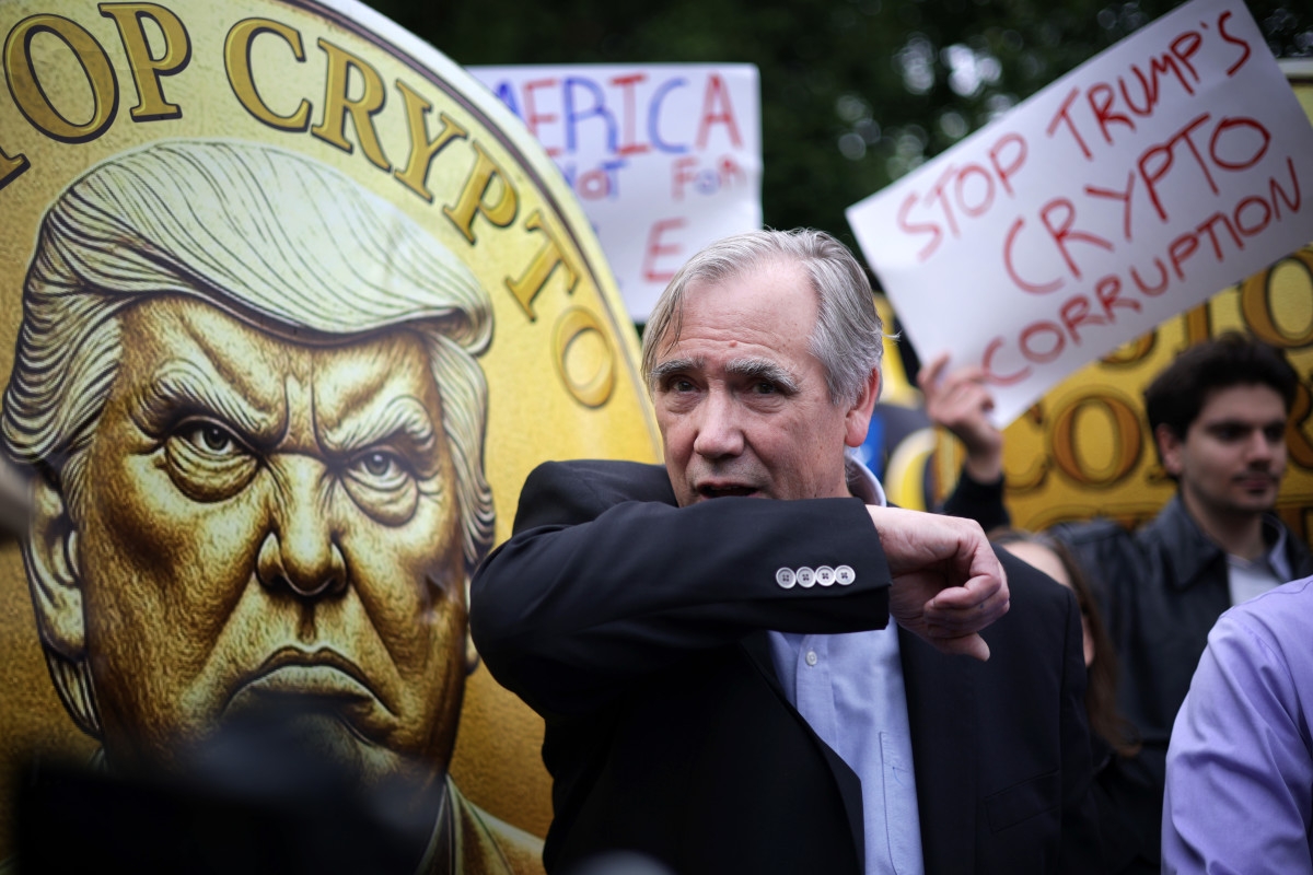 Dramatic event before Trump's VIP dinner has token slipping 13%