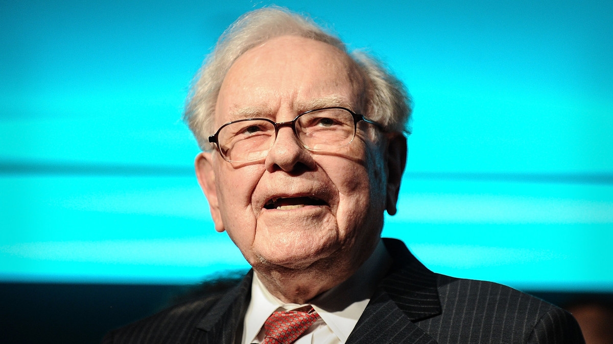 Warren Buffett buys battered UnitedHealth, sells more Apple stock