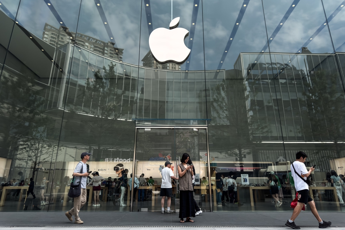 Jim Cramer isn't impressed with Apple's stock buybacks — Saylor offers a fix