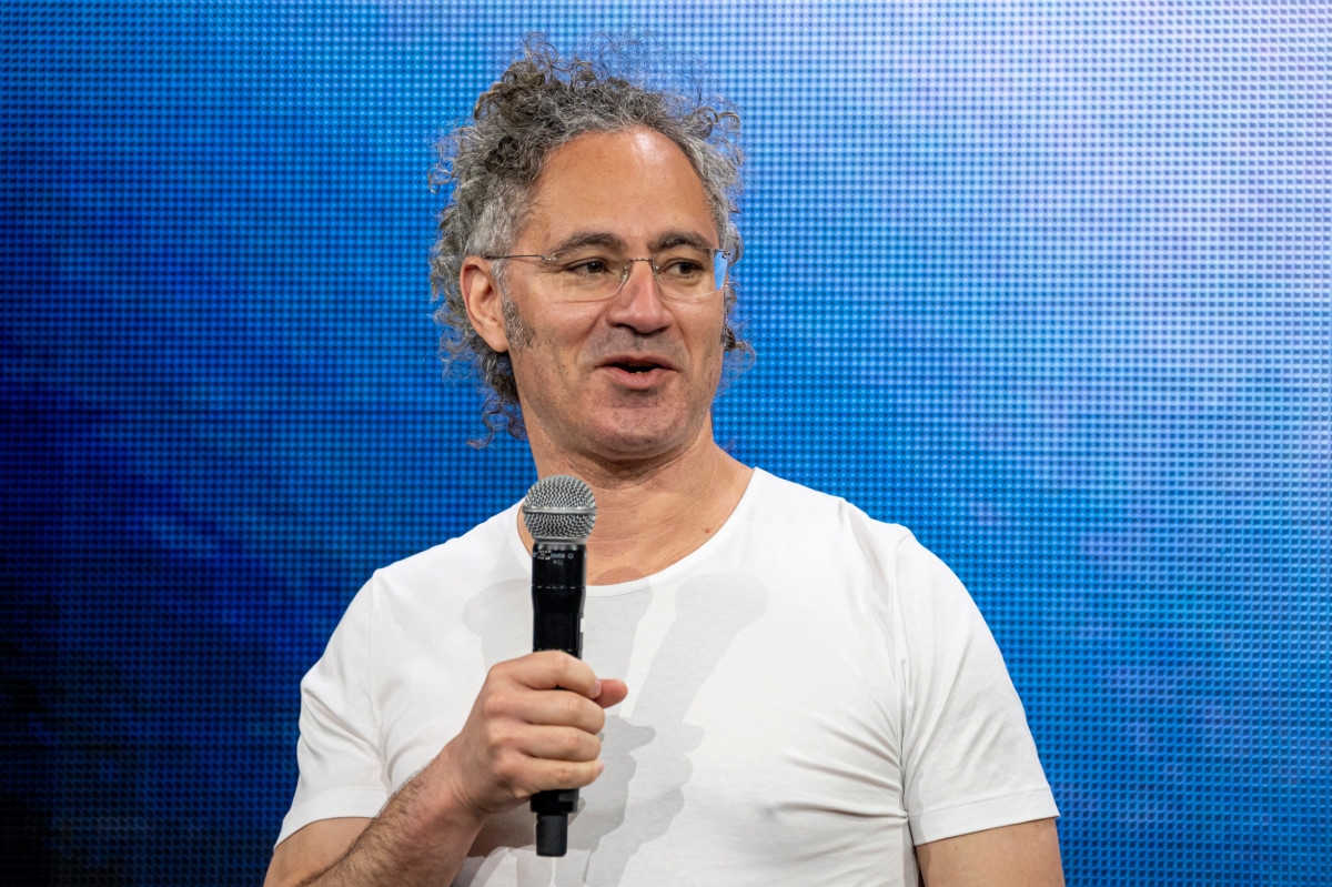 Palantir's stock price surges on AI news, gamma squeeze