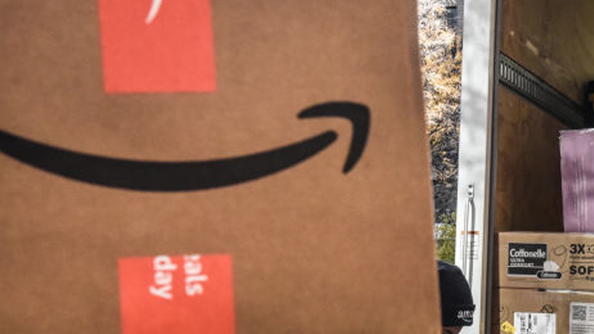 Amazon is selling an 'impressive' $1,300 laptop computer for $340 that's 'perfect for both work and entertainment'