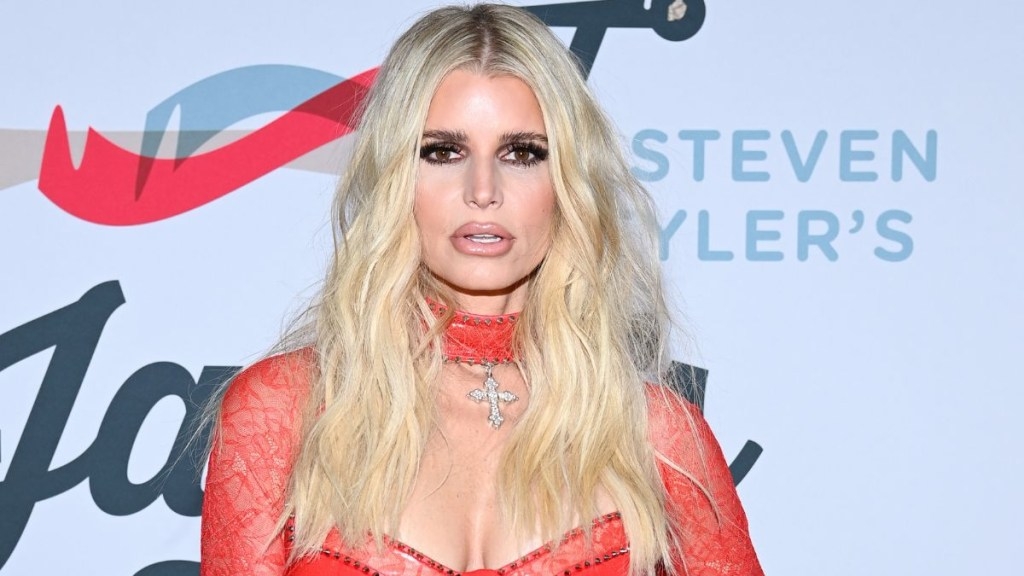 Jessica Simpson Hits ‘American Idol' Stage With First TV Performance in 15 Years