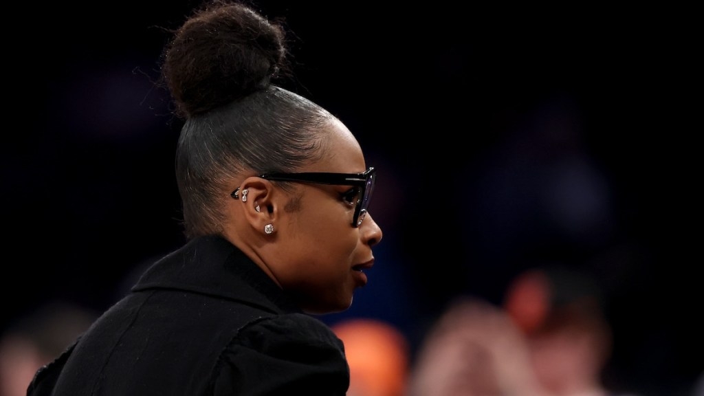 Jennifer Hudson Takes a Basketball to the Face at Knicks Game