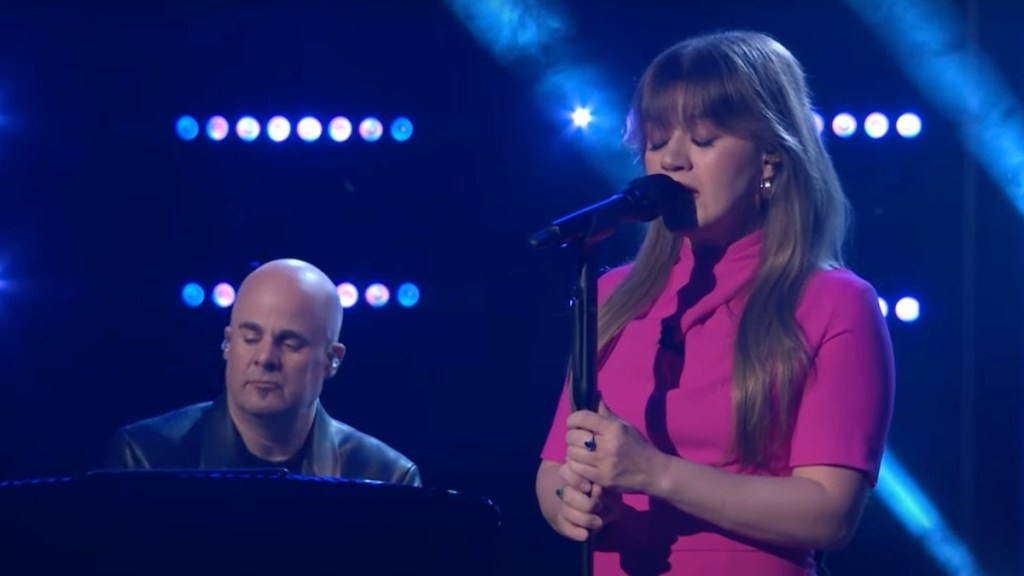Kelly Clarkson Brings Fans to Tears With Pared-Down Cover of Whitney Houston's ‘I Have Nothing'