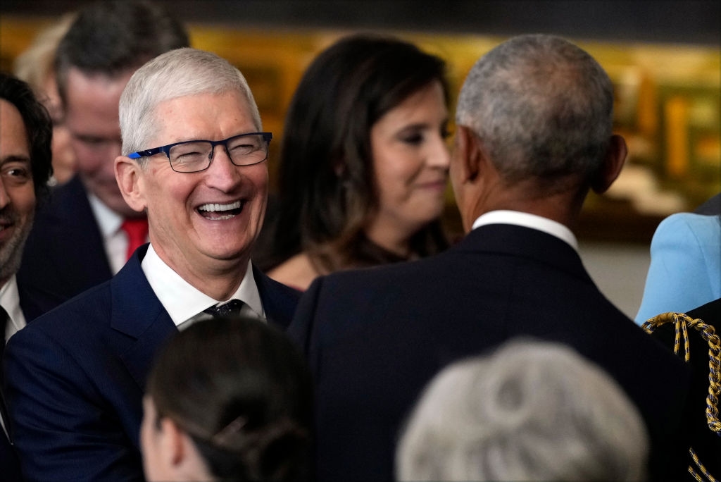 Trump Hosting Apple Exec to Tout $100 Billion Investment