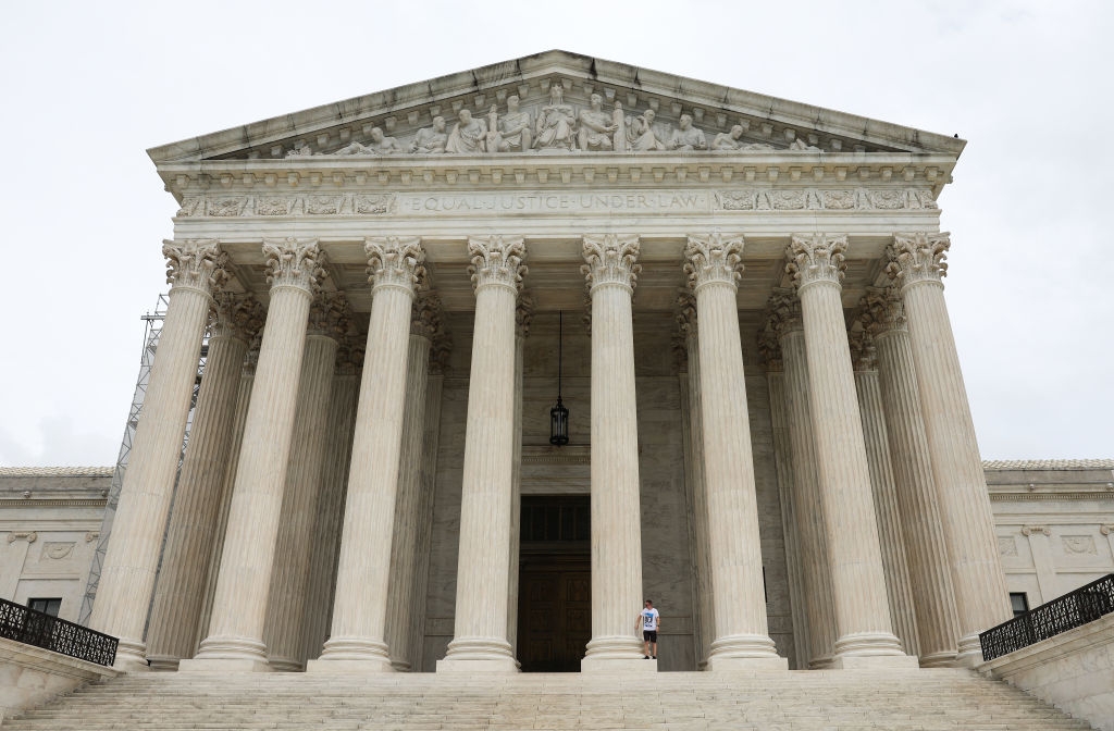 Supreme Court Extends Block on Trump Use of 1798 Law to Deport