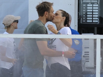 Jennifer Garner Locks Lips With Boyfriend at Charity Event in L.A.