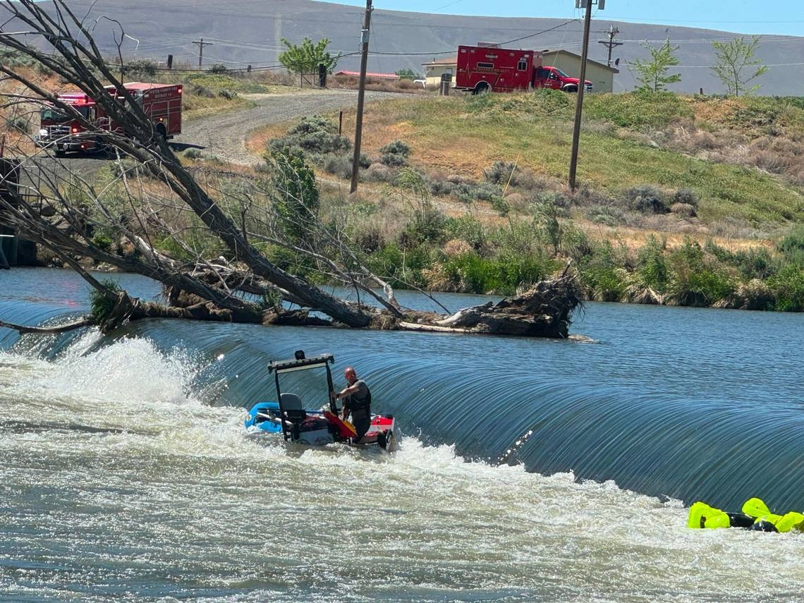 2 rafters tossed into river during Richland rescue. Fire district boat capsizes