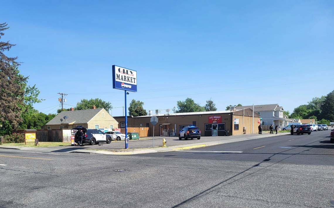 Police searching for suspect after 1 hurt in shooting near Kennewick convenience store