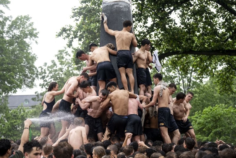 Relying on teamwork, Naval Academy plebes conquer a 75-year tradition