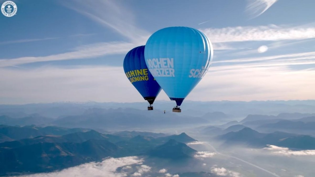 Watch: Two daredevils walk slackline suspended between hot air balloons