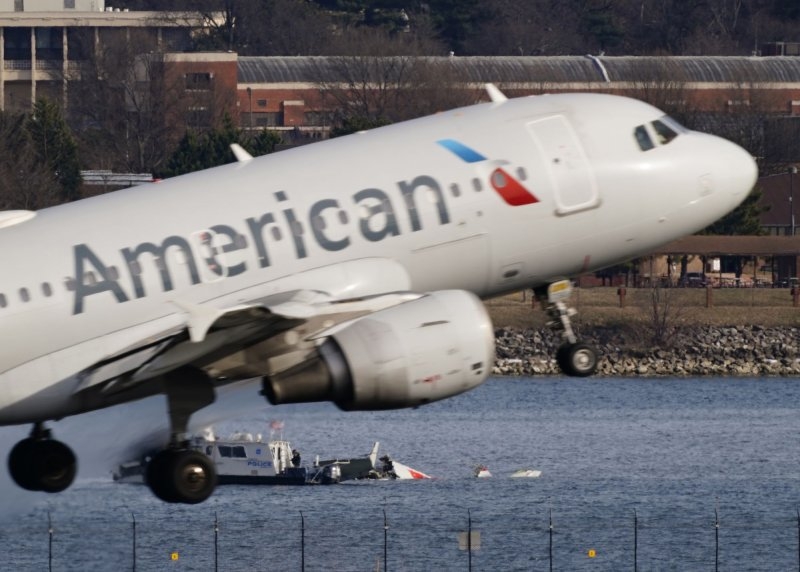 Ground stop briefly issued at Reagan airport; delays expected to continue