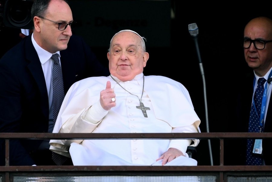 Pope Francis makes first public appearance before leaving hospital