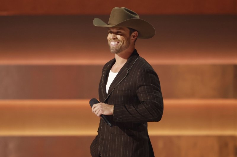 Famous birthdays for May 14: Dustin Lynch, Miranda Cosgrove