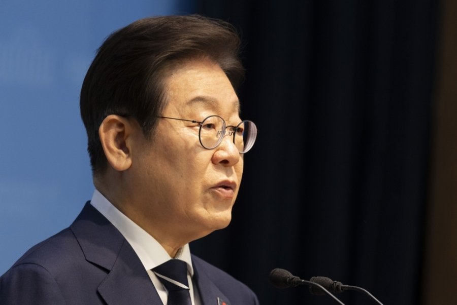 Opposition candidate leads South Korea's presidential race polls