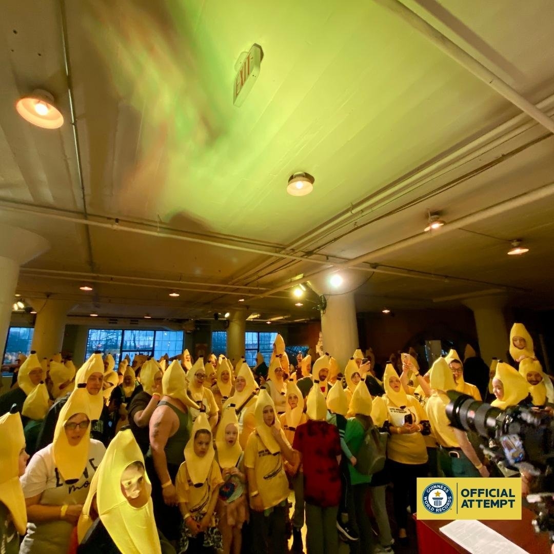 Look: 309 people don banana hats to break world record at Missouri museum