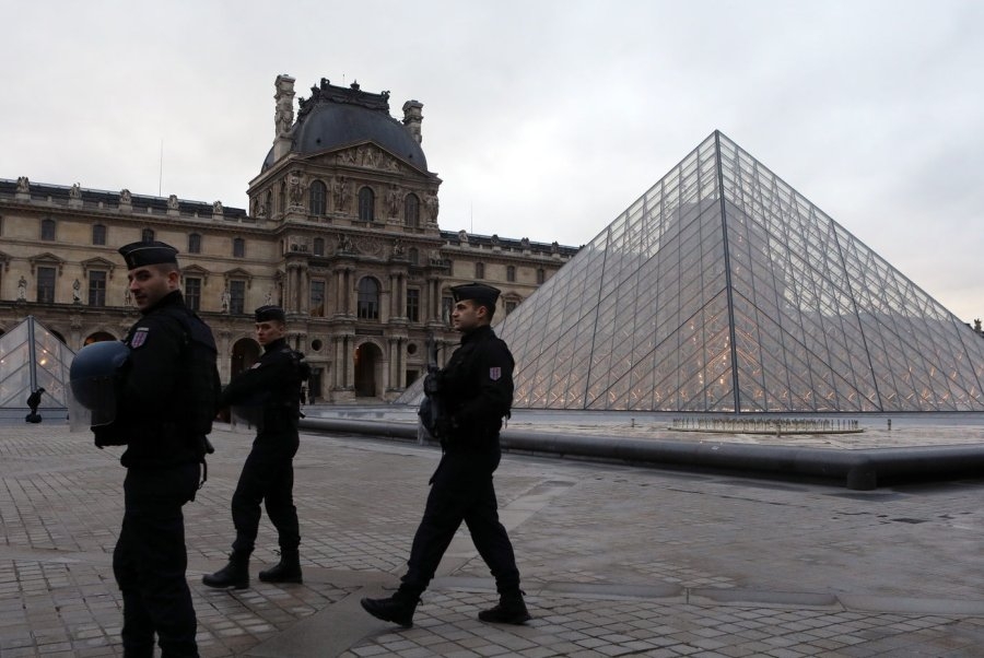 Louvre museum in Paris closes amid staff protest over crowds of tourists